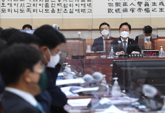 지난 6일 박범계 법무부 장관이 서울 여의도 국회 법제사법위원회에서 열린 '윤석열 전 검찰총장의 고발 사주 의혹'과 관련한 현안 질의를 위한 전체회의에서 답변하고 있다.국회사진기자단·연합뉴스